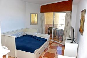 贝纳尔马德纳罗望子公寓酒店的一间卧室配有一张床和一台电视