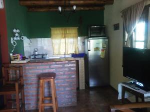 卡皮亚德尔德尔蒙特Aire del Cerro的厨房配有砖台和冰箱