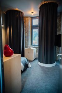 ThuinAuberge de l'Abbaye的客房设有带水槽和窗户的浴室