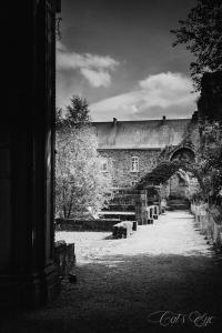ThuinAuberge de l'Abbaye的一张黑白的石头建筑照片