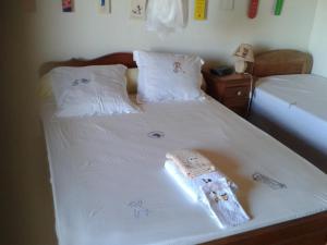 AmbohijanakaBG Tours的一张带白色床单和毛巾的床
