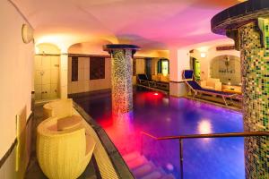 伊斯基亚亚拉贡宫温泉酒店的紫色天花板房子内的游泳池