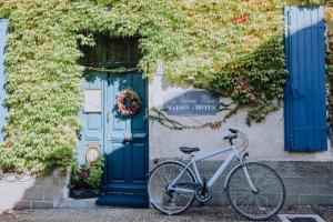 维勒雷阿勒La Maison Bleue的停在有蓝色门的建筑前面的自行车