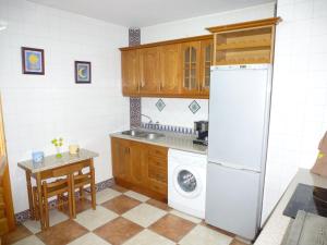 拉伊鲁埃拉Casa Limas的厨房配有白色冰箱和桌子