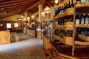 格雷索拉特里尼泰艾尔伯格西特恩餐饮酒店的餐厅内的酒吧,提供葡萄酒