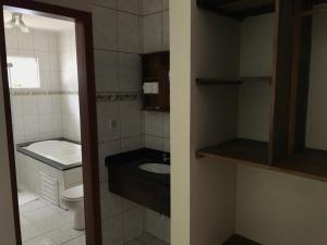 贝卢港Pousada Vila Verde的一间带水槽和卫生间的小浴室