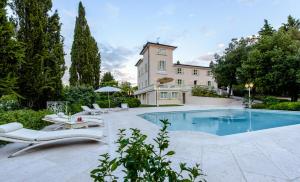 蒙泰斯佩尔托利Villa Rinaldi的一座带游泳池和房子的别墅