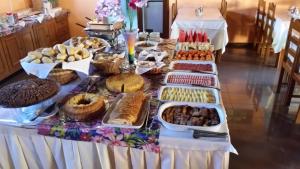 普拉杜Quiriri Park Hotel的填满了各种食物的桌子