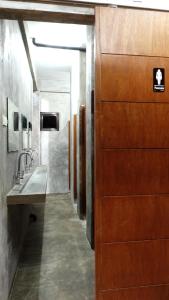 科隆大永旅舍的一间带木门和水槽的浴室