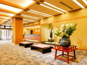 松江市保性馆的大厅,桌子上摆放着长椅和花瓶