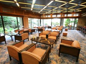 松江市保性馆的餐厅设有桌椅和窗户。