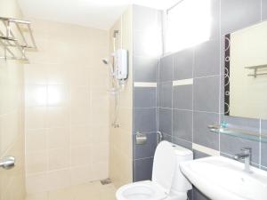 莎阿南吾之城瓦迪伊曼公寓的带淋浴、卫生间和盥洗盆的浴室