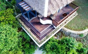 邦劳邦劳岛Spa度假酒店的享有甲板上的景色,设有长凳和房子