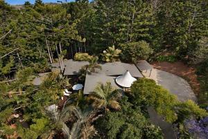 拜伦湾Azabu Retreat & Spa的森林中间房屋的空中景观