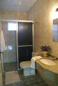 坎普拉古Hotel Manayara的浴室配有卫生间、盥洗盆和淋浴。