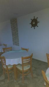 索佐波尔Family Hotel Coral的墙上有一张桌子和椅子,墙上挂着蜘蛛