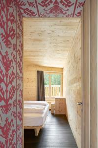 Alpine Lodge Chesa a la Punt客房内的一张或多张床位