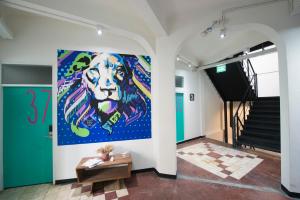 曼谷卡查北德旅舍的走廊墙上的狮子画
