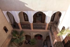 马拉喀什里亚德迪恩曼那摩洛哥传统庭院住宅的享有带庭院的建筑的顶部景致