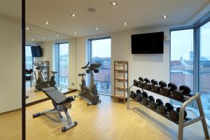 慕尼黑欧洲之星大中心酒店的健身房设有跑步机和平面电视