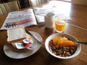 阿德莱德王子汽车旅馆的一张桌子,上面放着一盘早餐食品和报纸