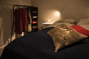 霍尔斯沃德吕尔Bryggjur的一间卧室配有一张带枕头的床