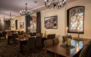图尔库海港酒店的一间带桌椅和吊灯的用餐室