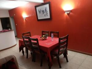 拉戈莱特Flo Villa的红色的桌子、椅子和红色的墙壁