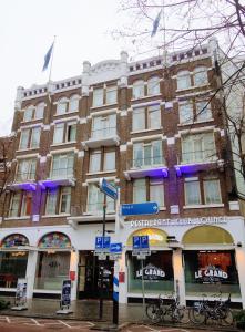鹿特丹中央豪华酒店的一座大型砖砌建筑,上面有紫色的灯