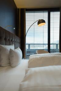 凯撒斯劳滕凯撒斯劳滕萨克斯城市设计酒店的一间卧室设有两张床和大窗户