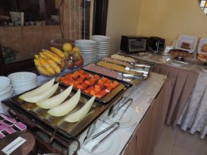 瓜鲁雅Hotel Costa Balena-Piscina Aquecida Coberta的自助餐,包括桌上的水果和蔬菜