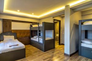 伊斯坦布尔欢呼灯塔酒店的带两张双层床的客房和走廊
