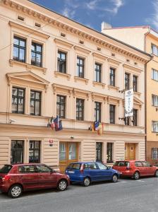 布拉格奥古斯托斯奥托酒店的停在大楼前的一排汽车