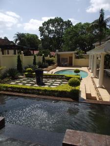 察嫩拉巴露恩旅馆的一个带游泳池和房子的后院