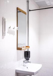 斯德哥尔摩霍特哥特酒店的白色的浴室设有水槽和镜子