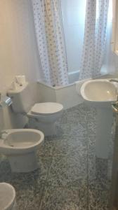 波尔托马林Apartamentos Loyo的浴室设有2个卫生间和水槽