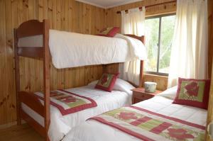 基利翁Valle Paraiso的一间卧室设有两张双层床和一扇窗户。