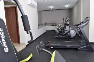 普埃布拉Hotel 5 de Mayo的一间带跑步机的健身房