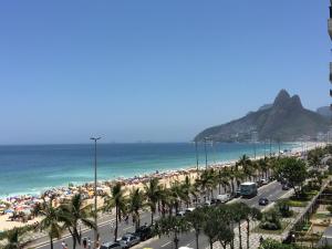 里约热内卢Flat Ipanema 2 Quadras da Praia - Estacionamento gratuito的享有棕榈树海滩和大海的景色