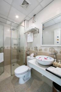 河内拉比微酒店的浴室配有卫生间、盥洗盆和淋浴。