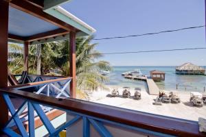 圣佩德罗沙洲海滨旅舍及餐厅的享有海滩和海洋景致的阳台