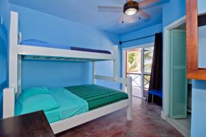 沙洲海滨旅舍及餐厅客房内的一张或多张双层床