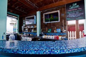 圣佩德罗沙洲海滨旅舍及餐厅的餐厅内带蓝色瓷砖柜台的酒吧