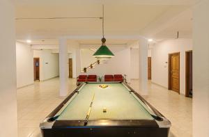 库克斯巴扎海皇冠酒店的一张位于房间中间的台球桌