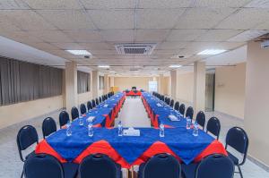 库克斯巴扎海皇冠酒店的长宴会厅,配有蓝色和红色的桌子和椅子