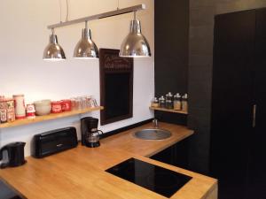 萨尔拉拉卡内达Tourny - Studio cosy Centre médiéval Sarlat的厨房配有带水槽和镜子的台面