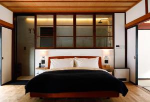 京都米瓦度假屋的一间卧室设有一张大床和窗户