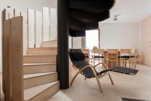 ÍberoPassivetxea的客房设有楼梯、椅子和桌子