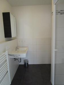巴贝Haus Meeresblick Wohnung A 1.04的白色的浴室设有水槽和镜子