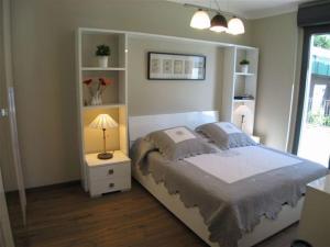 吉法Appartamento Cicci Bello的一间卧室,配有一张床和床头灯